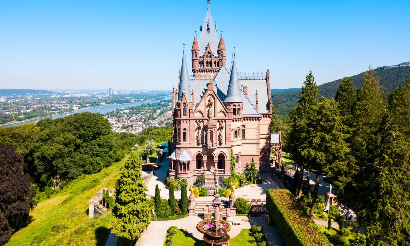 Schloss Drachenburg bei Königswinter © Canva Pro/ Andrey Khrobostov